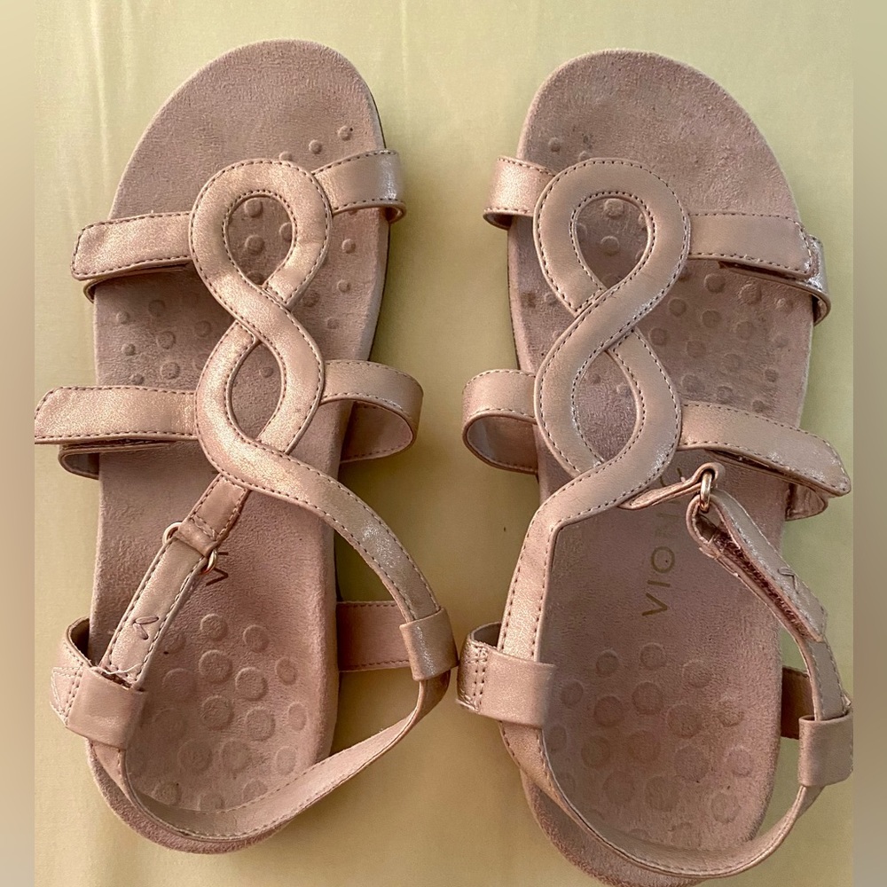 Vionic Adjustable Size 9 Gold Sandals. Worn 2 times.